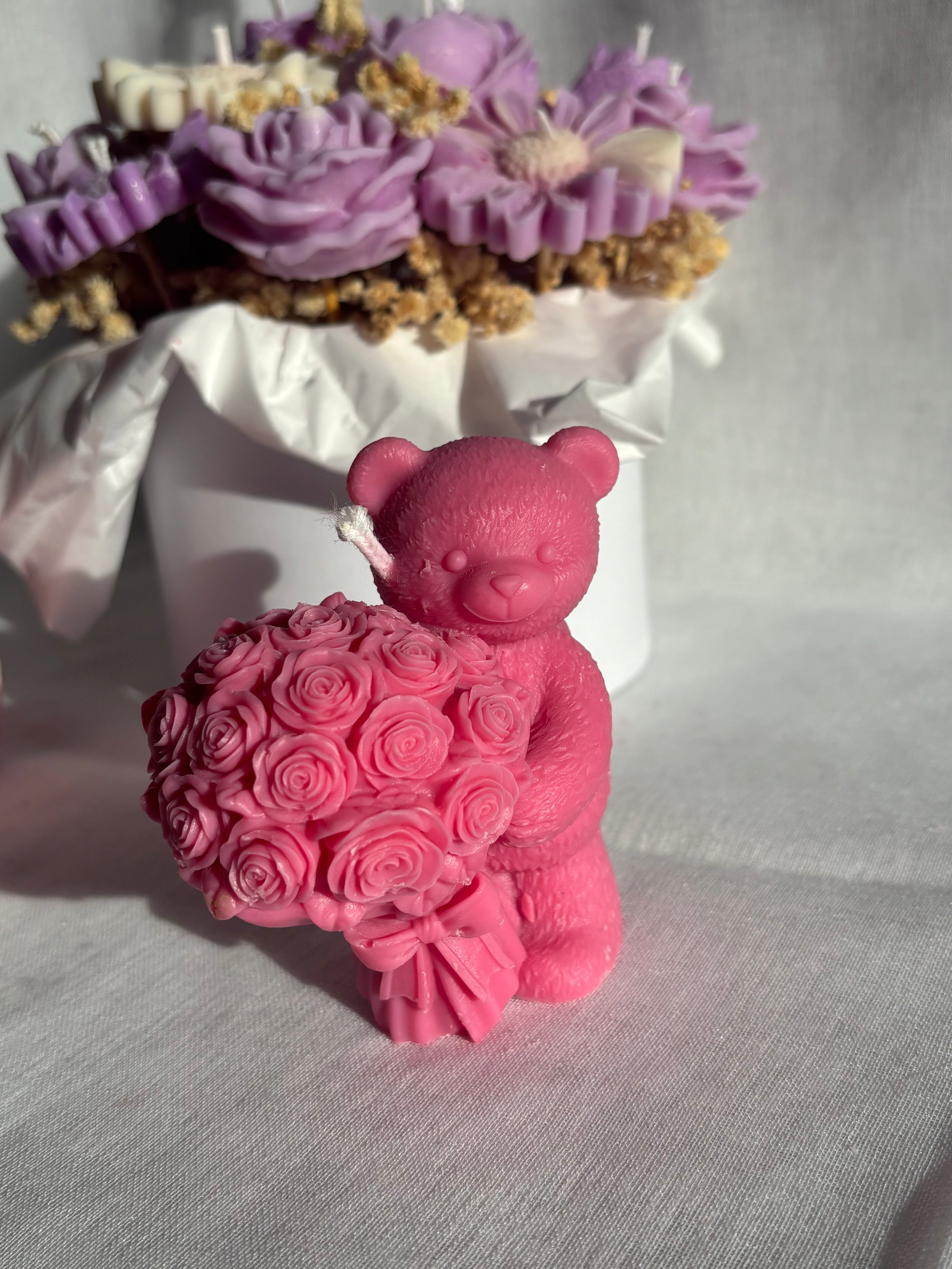 Teddy Bouquet – Bärenkerze mit Rosen aus Sojawachs